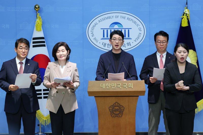 김민석 국무총리 후보자 검증을 위한 인사청문 특별위원회 소속 국민의힘 배준영(왼쪽부터), 김희정, 주진우, 곽규택 의원이 18일 오후 서울 여의도 국회 소통관에서 김 후보자의 수입 5억 1,000만원 및 지출 13억원 차이 관련 자료를 요구하며 기자회견을 하고 있다. 2025.6.18/뉴스1 ⓒ News1 안은나 기자