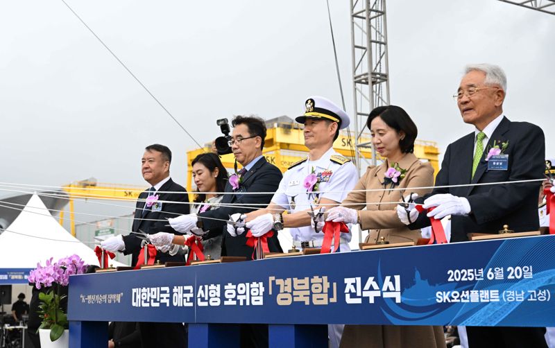 해군 최신예 3600t급 호위함 '경북함(FFG-829)' 진수