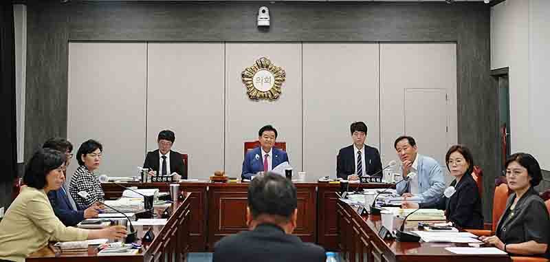 태백시의회는 20일 시의회 위원회실에서 긴급 의원 간담회를 개최하고 있다.(사진=태백시의회 제공) *재판매 및 DB 금지