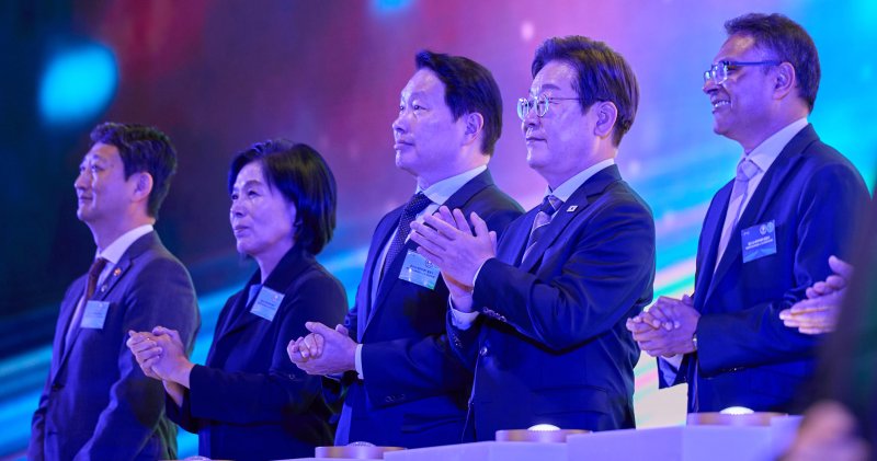 이재명 대통령(오른쪽 두번째)과 최태원 SK회장(오른쪽 세번째)이 지난 6월 20일 울산 울주군 울산전시컨벤션센터에서 열린 울산 인공지능(AI) 데이터 센터 출범식에서 참석자들과 함께 기념 세리머니를 하고 있다. 대통령실 제공