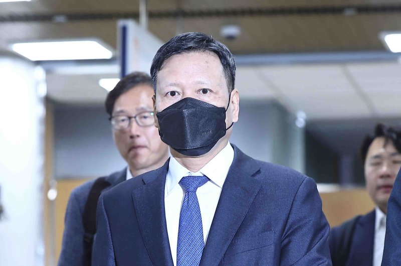 [서울=뉴시스] 김근수 기자 = 구영배 큐텐그룹 대표가 지난 4월 8일 티메프 미정산 사태 초래 혐의로 서울 서초구 서울중앙지방법원에서 열린 1차 공판에 출석하고 있다. 2025.06.20. ks@newsis.com