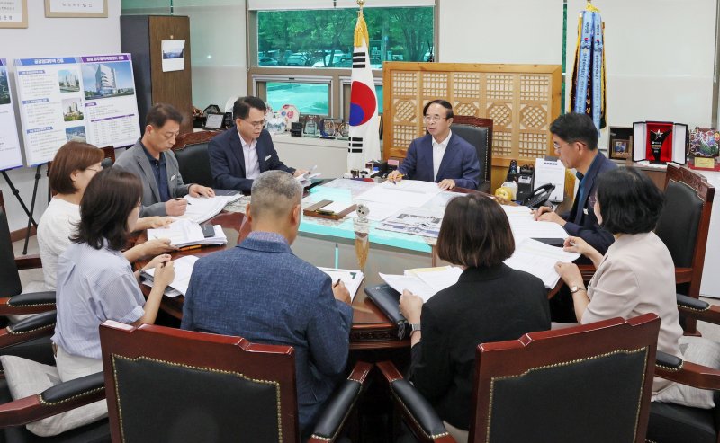 [임실=뉴시스] 심민 군수 주재로 임실군의 '2025년 상반기 신속집행 점검회의(5차)'가 진행 중이다. *재판매 및 DB 금지