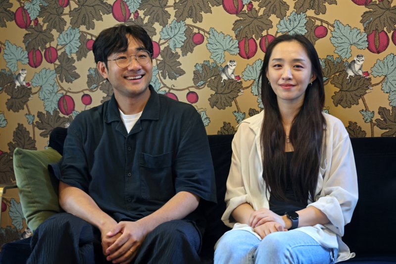 [서울=뉴시스] 박진희 기자 = 세종문화회관 싱크 넥스트 25(Sync Next 25) 무대에 서는 '리퀴드사운드' 연출 이인보(왼쪽)와 안무가 신주영이 20일 서울 용산구 프로세스이태원에서 인터뷰 하고 있다. 올해 4회째를 맞는 싱크 넥스트 25는 장르와 매체 경계를 허무는 실험적인 공연예술 프로그램으로, 총 18개 아티스트 팀이 11개 프로그램, 총 32회 공연에 참여해 동시대 예술을 선보인다.2025.06.20. pak7130@newsis.com