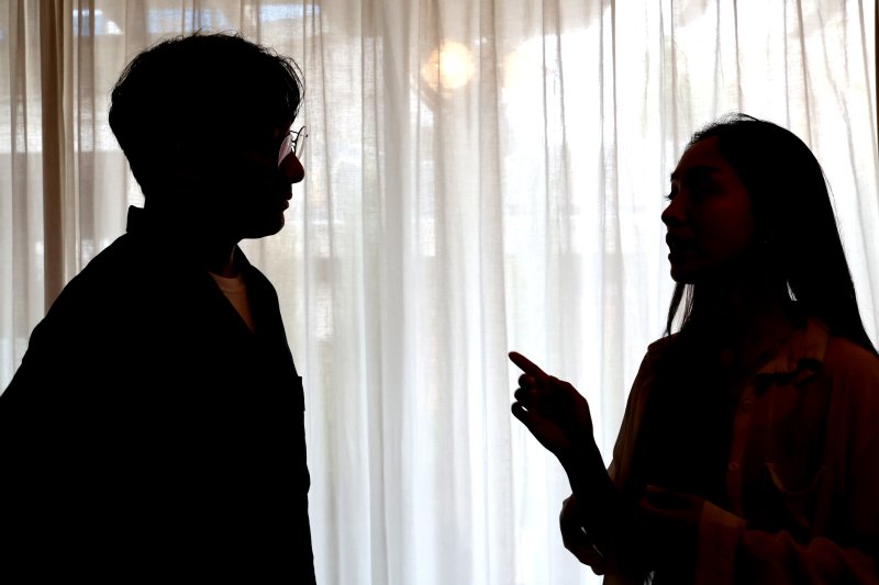 [서울=뉴시스] 박진희 기자 = 세종문화회관 싱크 넥스트 25(Sync Next 25) 무대에 서는 '리퀴드사운드' 연출 이인보와 안무가 신주영이 20일 서울 용산구 프로세스이태원에서 인터뷰 하고 있다. 올해 4회째를 맞는 싱크 넥스트 25는 장르와 매체 경계를 허무는 실험적인 공연예술 프로그램으로, 총 18개 아티스트 팀이 11개 프로그램, 총 32회 공연에 참여해 동시대 예술을 선보인다.2025.06.20. pak7130@newsis.com