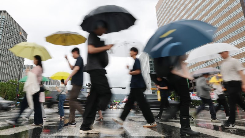 장마가 시작되며 서울 전역에 호우주의보가 내려진 20일 오전 서울 광화문네거리에서 우산을 쓴 시민들이 출근하고 있다. 2025.6.20/뉴스1 ⓒ News1 임세영 기자