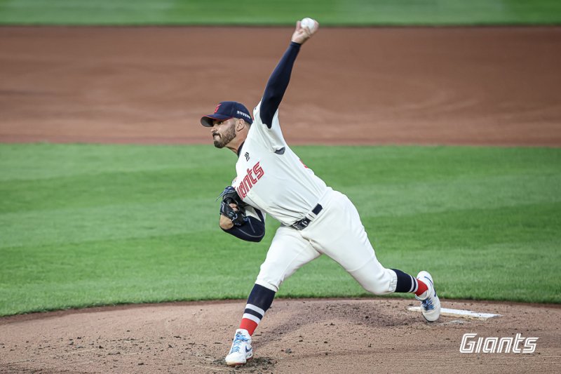 [서울=뉴시스] 프로야구 롯데 자이언츠 알렉 감보아가 20일 부산 사직구장에서 열린 2025 신한 쏠뱅크 KBO리그 삼성 라이온즈와의 경기에 선발 등판해 역투를 펼치고 있다. (사진=롯데 자이온츠 제공) 2025.06.20. *재판매 및 DB 금지
