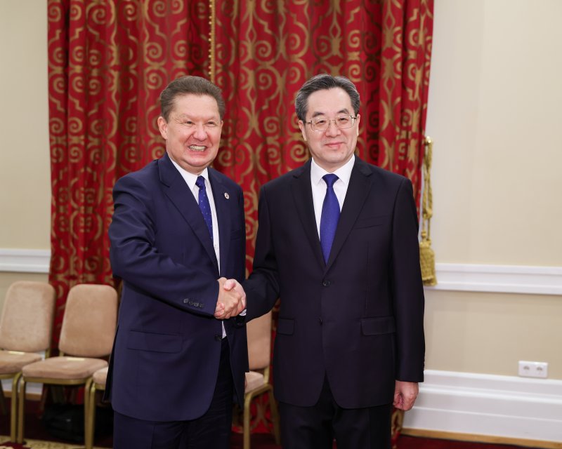 중국의 딩쉐샹 국무원 부총리(오른쪽)가 지난 6월 20일 러시아 상트페테르부르크에서 러시아 에너지 기업 가즈프롬의 알렉세이 밀러 최고경영자(CEO)와 악수하고 있다.신화연합뉴스