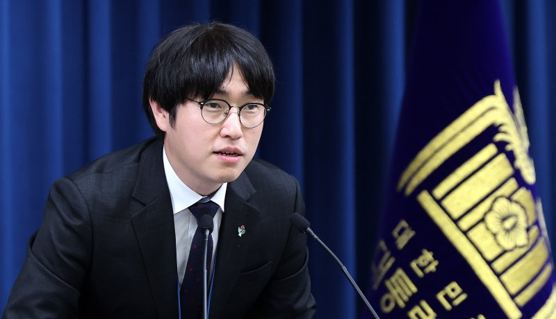 하정우 AI미래기획수석이 19일 서울 용산구 대통령실 청사에서 이공계특별법 관련 브리핑을 하고 있다. 2025.6.19/뉴스1 ⓒ News1 박지혜 기자