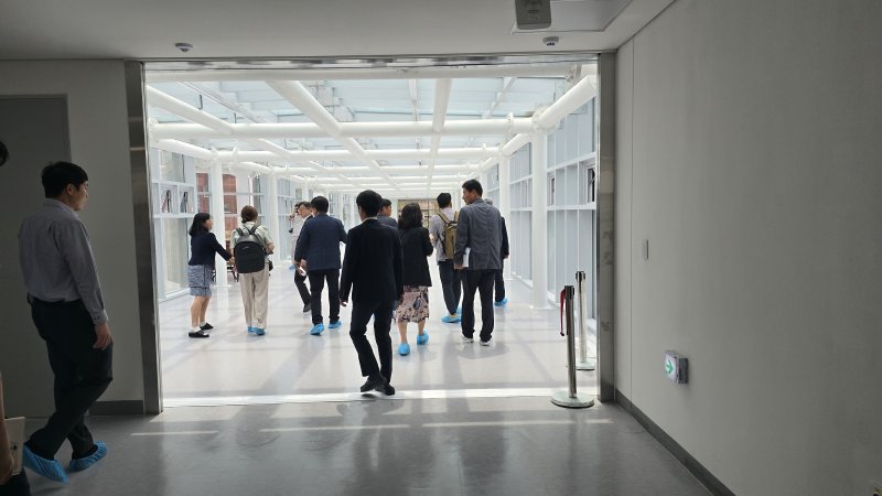 세종 산울초등학교와 중학교 건물을 연결하는 유일한 통로인 (가칭)이응다리. ⓒ 뉴스1 장동열 기자