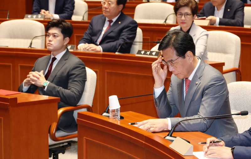 [서울=뉴시스] 김명년 기자 = 김용태 국민의힘 비상대책위원장과 송언석 원내대표가 20일 오전 서울 여의도 국회에서 열린 '비리백화점 이재명 정부 인사청문회 대책 긴급의원총회'에서 참석해 있다. 2025.06.20. kmn@newsis.com