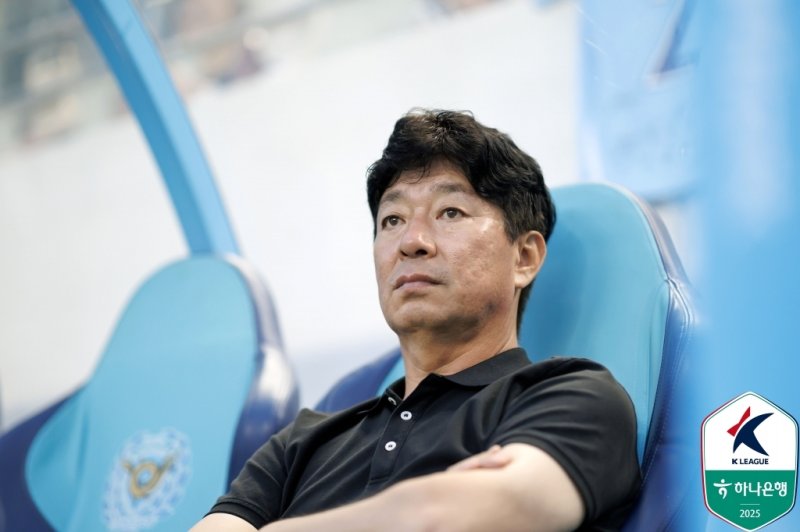 대구FC의 지휘봉을 잡은 김병수 감독은 수비를 안정화 하는 지극히 현실적인 축구를 추구하고 있다. (한국프로축구연맹 제공)