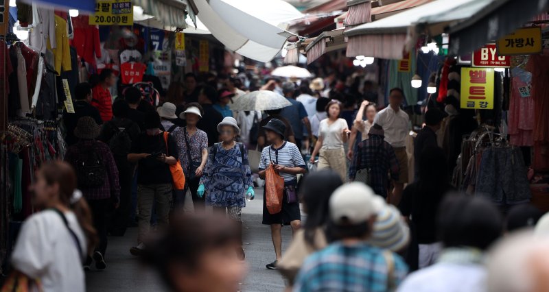 [서울=뉴시스] 김선웅 기자 = 정부가 30조5000억원 규모의 2차 추가경정예산(추경)안을 편성했다. 정부는 19일 이재명 대통령 주재로 국무회의를 열고 2차 추경안을 심의·의결했다. 이번 추경으로 인해 늘어나는 재정 지출은 20조2000억원으로 경기 진작과 민생 회복을 위해 전 국민 민생회복 소비 쿠폰 지급, 사회간접자본 투자, 취약 소상공인 채무 조정 등의 사업들을 추진할 계획이다. 나머지 10조3000억원은 세입 예산 규모를 조정하는 '세입 경정'이다. 19일 서울 시내 상점가에서 시민들이 오가고 있다. 2025.06.19.