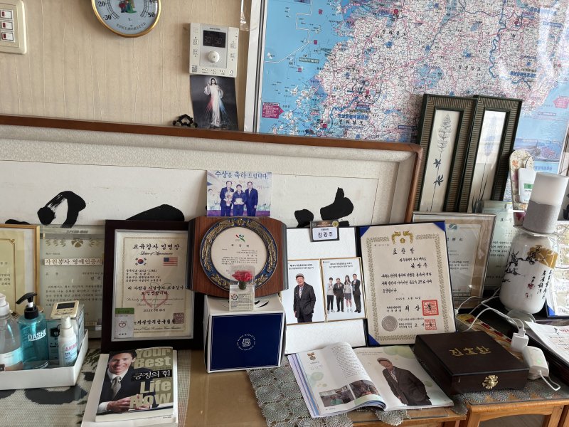 평생 미용 봉사를 해온 김광주 씨(87)의 광주 북구 용봉동에 위치한 아파트에 각종 표창이 진열돼 있는 모습.2025.6.21/뉴스1