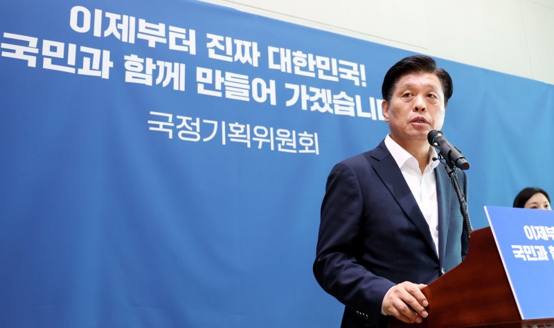 조승래 국정기획위원회 대변인이 19일 오전 세종시 정부세종컨벤션센터에서 출입기자들에게 업무보고 내용 등을 브리핑 하고 있다 2025.6.19/뉴스1 ⓒ News1 김기남 기자