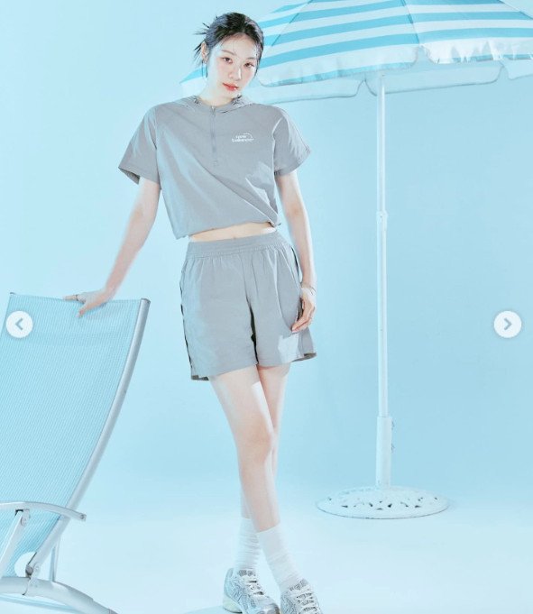 '제대 고우림♥' 김연아, 크롭티로 살짝 드러낸 허리…쭉뻗은 각선미