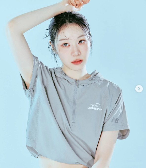 '제대 고우림♥' 김연아, 크롭티로 살짝 드러낸 허리…쭉뻗은 각선미