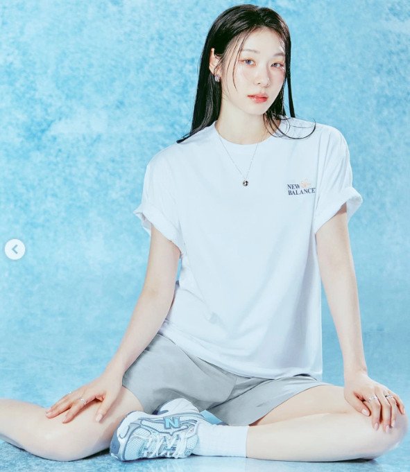 '제대 고우림♥' 김연아, 크롭티로 살짝 드러낸 허리…쭉뻗은 각선미