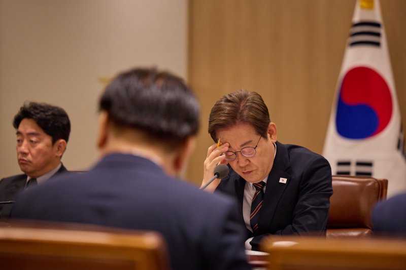 [서울=뉴시스] 이재명 대통령이 9일 서울 용산구 대통령실 청사에서 열린 2차 비상경제점검 태스크포스(TF)회의를 주재하며 생각에 잠겨 있다. (사진=대통령실 제공) 2025.06.09. photo@newsis.com *재판매 및 DB 금지