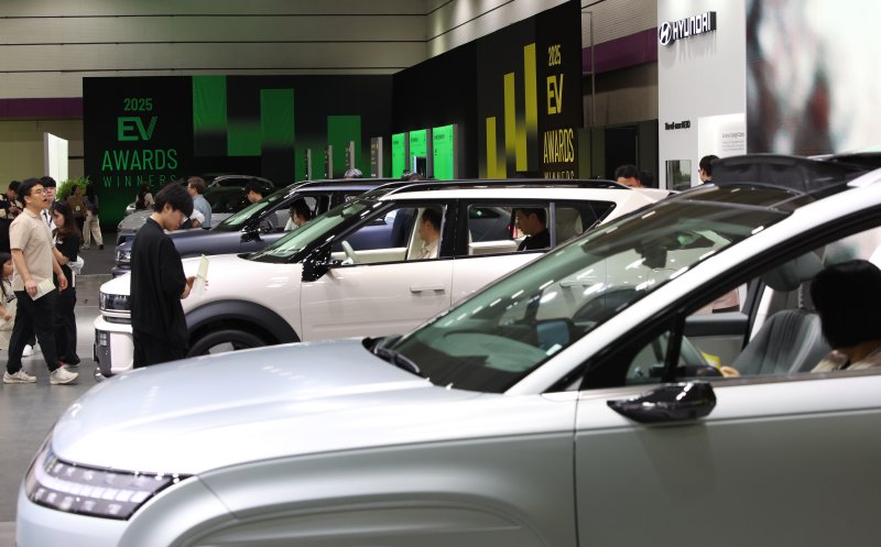 [서울=뉴시스] 김금보 기자 = 3일 코엑스에서 열린 'EV트렌드코리아 2025'에 다양한 전기차가 전시돼있다. 2025.06.03. kgb@newsis.com