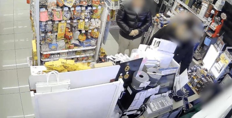 [청주=뉴시스] 대전지역에서 활동하는 폭력조직원 A씨 등이 대학생 B씨가 일하는 편의점을 찾아가 막대한 이자를 요구하며 협박하고 있다. (사진=충북경찰청 제공) 2025.05.15. photo@newsis.com