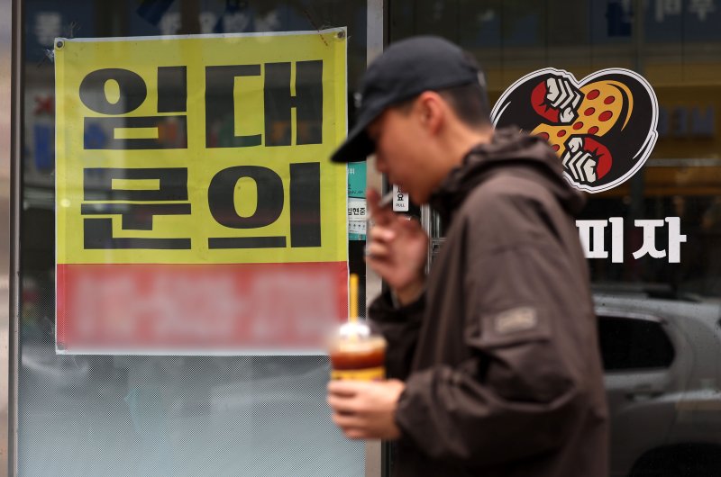 [서울=뉴시스] 홍효식 기자 = 심각한 내수 부진이 장기화하면서 가계와 개인사업자, 기업대출의 부실 위험 지표가 11년 만에 최고 수준에 이른 것으로 조사됐다.사진은 서울 시내 한 상가에 임대 안내문이 부착되어 있다. 2025.06.16. yesphoto@newsis.com