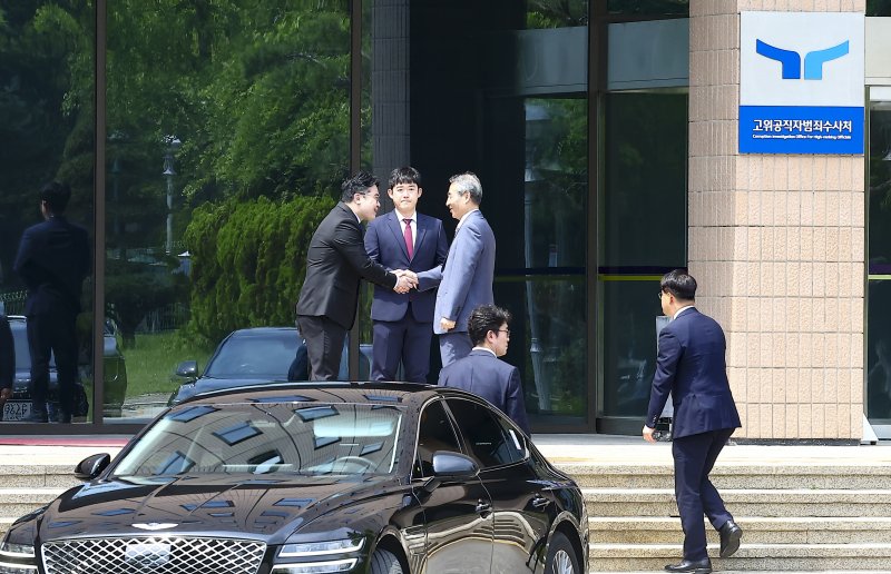 [과천=뉴시스] 김근수 기자 = 윤석열 전 대통령 부인 김건희 여사 관련 의혹을 수사하는 민중기 특별검사가 지난 19일 경기 과천 고위공직자범죄수사처 청사로 들어가고 있다. 2025.06.19. ks@newsis.com