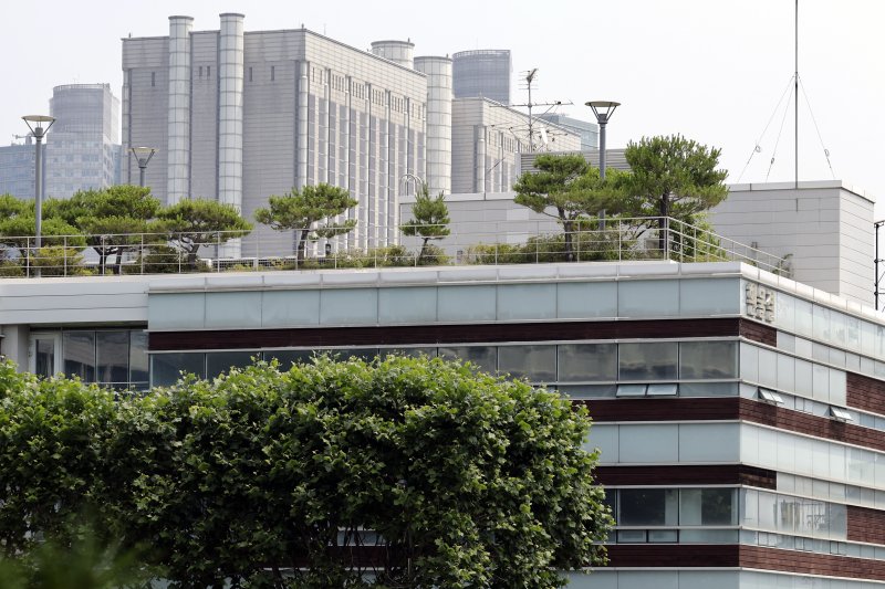 [서울=뉴시스] 최동준 기자 = 해병대 채상병 순직 사건을 맡은 이명현 특별검사가 18일 서울 서초동에 특검 사무실을 마련했다고 밝혔다.이 특검은 이날 오전 자신의 사무실 앞에서 기자들과 만나 "흰물결빌딩으로 정했다"며 "가계약을 한 상태"라고 말했다. 사진은 이날 서울 서초구 특검 사무실로 알려진 빌딩 모습. 2025.06.18. photocdj@newsis.com