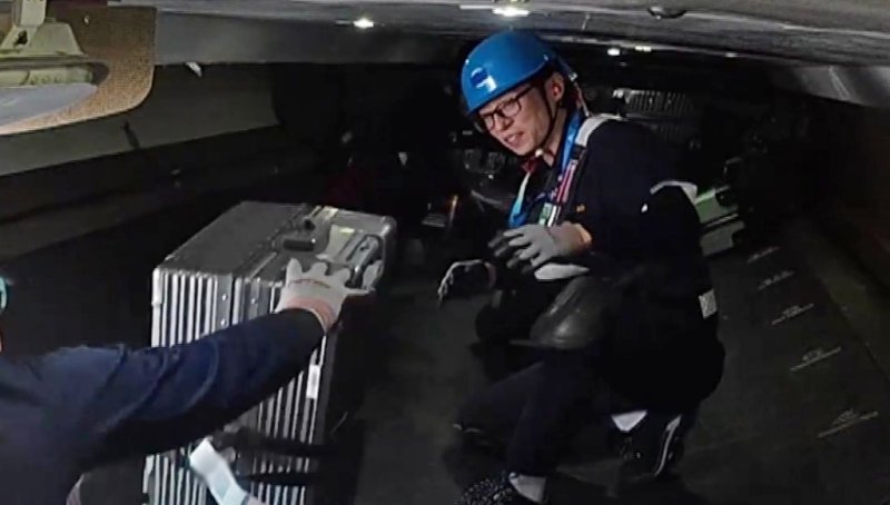 '놀뭐' 유재석·하하·주우재·이이경, 캐리어 노동 지옥 '땀 뻘뻘'