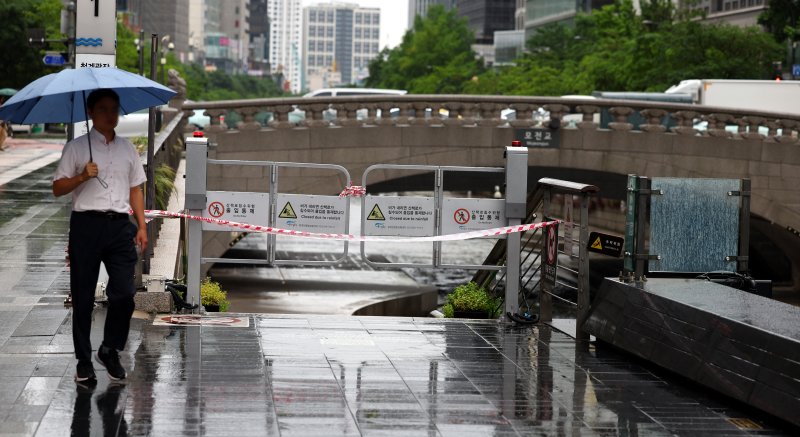 [서울=뉴시스] 박주성 기자 = 서울과 강원 일부 지역에 호우주의보가 발령된 지난 20일 오전 서울 청계천 산책로 출입이 통제되고 있다. 2025.06.20. park7691@newsis.com