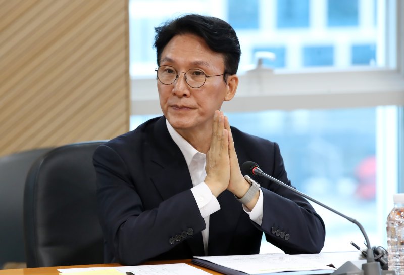 김민석 국무총리 바카라 에볼루션가 20일 오전 대구 수성구 알파시티 내 대구디지털혁신진흥원에서 열린 '인공지능 전환(AX) 연구거점 조성을 위한 경청 간담회'에서 참석자 인사를 듣고 있다. 2025.6.20/뉴스1 ⓒ News1 공정식 기자 /사진=뉴스1
