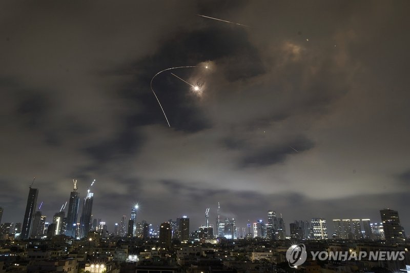 21일(현지시간) 새벽 이스라엘 텔아비브에 날아온 이란발 미사일의 요격 모습.