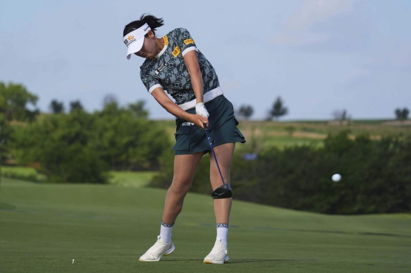 [프리스코=AP/뉴시스] 방신실이 20일(현지 시간) 미 텍사스주 프리스코 필즈랜치 이스트 코스에서 열린 미국여자프로골프(LPGA) 투어 KPMG 위민스 PGA 챔피언십 2라운드 6번 홀에서 티샷하고 있다. 방신실은 중간 합계 이븐파(144타) 공동 8위에 이름을 올렸다. 2025.06.21.