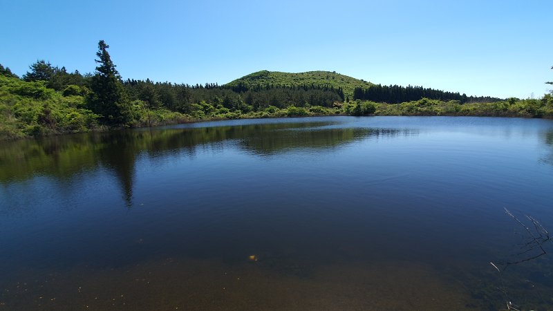 [제주=뉴시스] 족은대비악, 기저호수를 품은 오름. (사진=㈔한라산생태문화연구소 제공) photo@newsis.com *재판매 및 DB 금지
