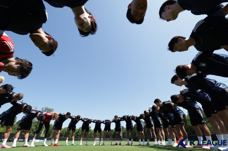 플루미넨시전을 앞둔 아테나카지노HD 선수들(한국프로축구연맹 제공)
