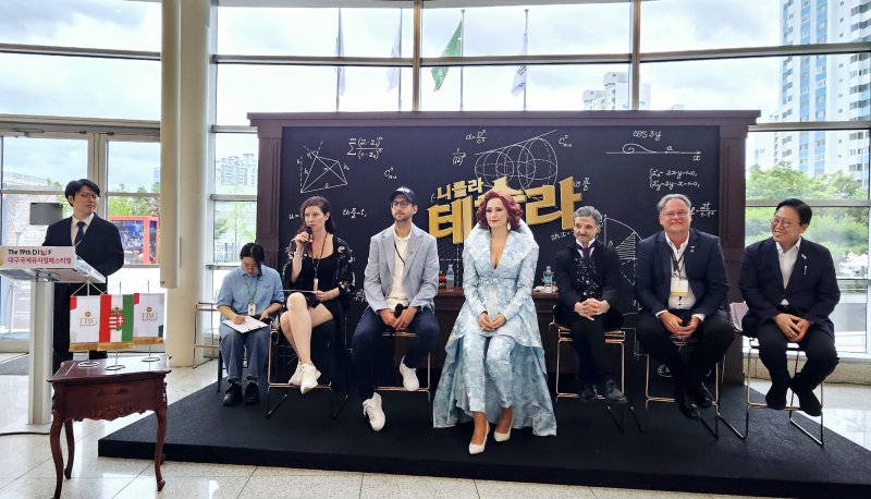 온라인 블랙잭(DIMF·딤프) 개막식과 축하 공연이 21일 우천으로 취소됐다. 20일 대구오페라하우스에서 제19회 온라인 블랙잭(DIMF·딤프) 개막작인 헝가리 뮤지컬 '테슬라' 기자간담회가 진행되고 있다. (사진은 기사 내용과 무관함) 2025.6.20/뉴스1 ⓒ News1 남승렬 기자