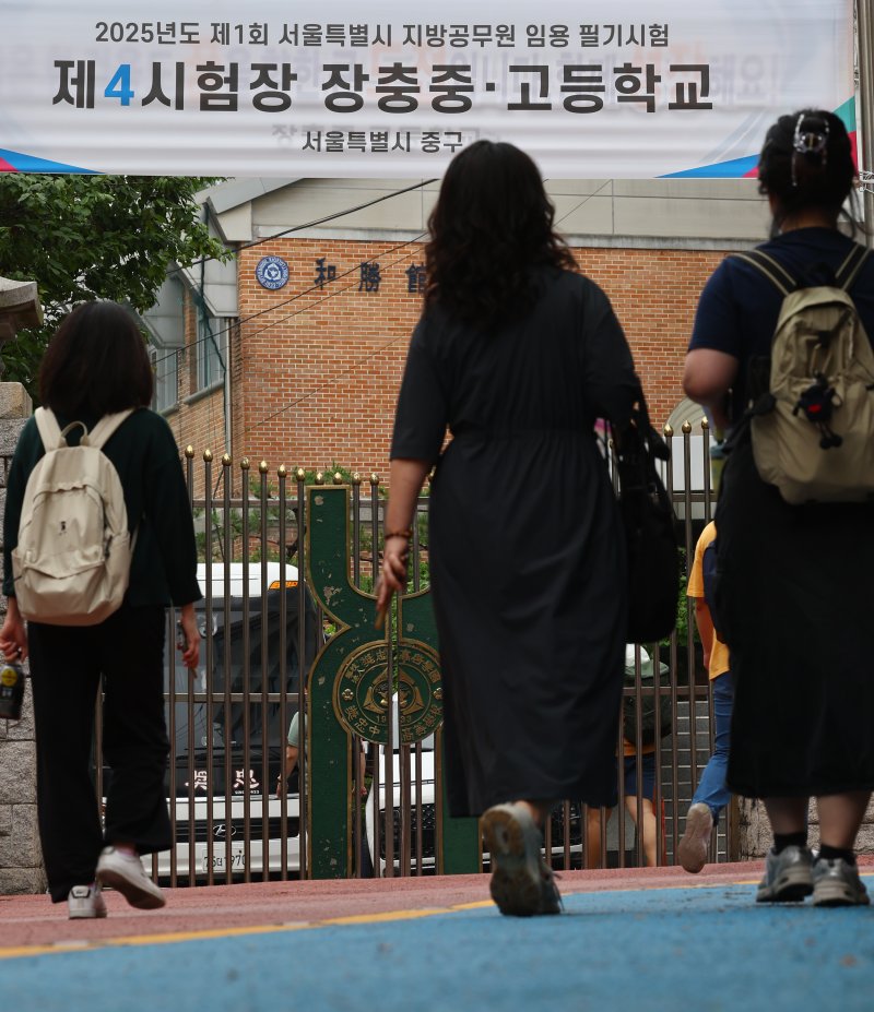 [서울=뉴시스] 박주성 기자 = 2025년 지방공무원 9급 공·경채 필기시험이 치러지는 21일 오전 서울 중구 장충중·고등학교에 마련된 시험장으로 응시생들이 들어가고 있다. 올해 선발 예정 인원은 1만3596명으로, 11만9066명이 지원해 지난해 대비 다소 하락한 8.8대 1의 평균 카지노 입플을 기록했다. 공채 8.7대 1, 경채 10.6대 1이다. 2025.06.21. park7691@newsis.com