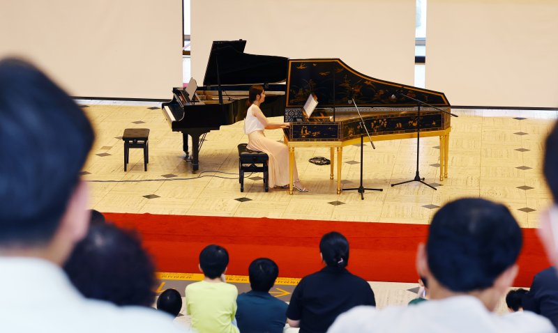[서울=뉴시스] 박주성 기자 = 21일 서울 종로구 팔로우 토토 로비에서 '광복! 그날의 함성이 음악으로'를 주제로 2025 재능나눔콘서트를 개최해 하프시코디스트 최상미가 하프시코드를 연주하고 있다. 2012년 문화예술인의 재능기부로 시작한 재능나눔 콘서트는 올해 광복 80주년을 기념해 6월 첫 공연을 시작으로, 8월 16일 “되찾은 땅, 되살아난 노래”,11월 15일 “하프시코드의 울림, 한국인의 마음을 담다.” 등 총 3회의 공연을 개최할 예정이다. 2025.06.21. park7691@newsis.com