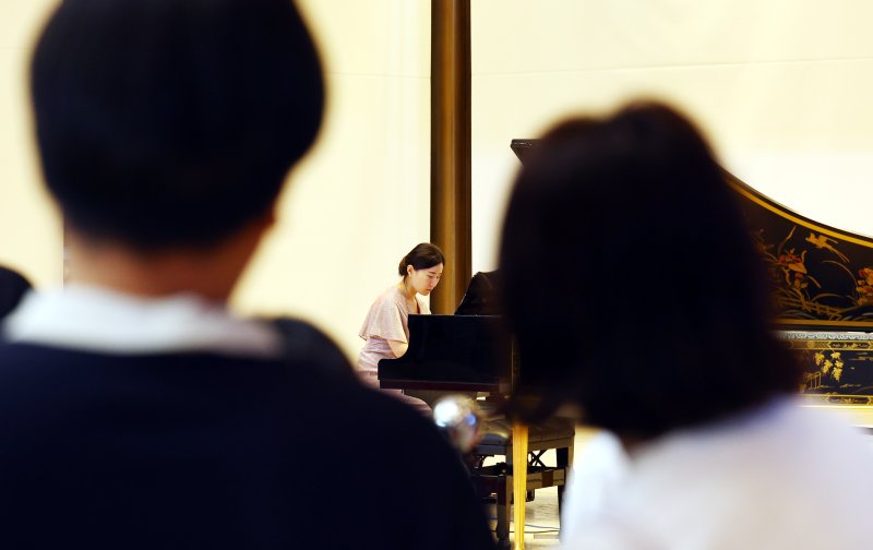 [서울=뉴시스] 박주성 기자 = 21일 서울 종로구 팔로우 토토 로비에서 '광복! 그날의 함성이 음악으로'를 주제로 2025 재능나눔콘서트를 개최해 피아니스트 우지안이 피아노를 연주하고 있다. 2012년 문화예술인의 재능기부로 시작한 재능나눔 콘서트는 올해 광복 80주년을 기념해 6월 첫 공연을 시작으로, 8월 16일 “되찾은 땅, 되살아난 노래”,11월 15일 “하프시코드의 울림, 한국인의 마음을 담다.” 등 총 3회의 공연을 개최할 예정이다. 2025.06.21. park7691@newsis.com