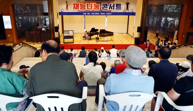 [서울=뉴시스] 박주성 기자 = 21일 서울 종로구 팔로우 토토 로비에서 '광복! 그날의 함성이 음악으로'를 주제로 2025 재능나눔콘서트를 개최해 피아니스트 우지안이 피아노를 연주하고 있다. 2012년 문화예술인의 재능기부로 시작한 재능나눔 콘서트는 올해 광복 80주년을 기념해 6월 첫 공연을 시작으로, 8월 16일 “되찾은 땅, 되살아난 노래”,11월 15일 “하프시코드의 울림, 한국인의 마음을 담다.” 등 총 3회의 공연을 개최할 예정이다. 2025.06.21. park7691@newsis.com