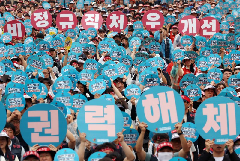 [서울=뉴시스] 조성우 기자 = 21일 오후 서울 종로구 서십자각터 앞에서 열린 민주노총과 한국노총 산하 공공부문 노동조합으로 구성된 양대노총 공공노동자 총력투쟁 결의대회에서 조합원들이 에어카지노 운영 민주화와 공공노동자의 노동기본권 보장을 촉구하는 구호를 외치고 있다. 2025.06.21. xconfind@newsis.com