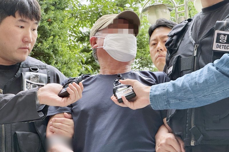 법원의 접근금지 명령 기간이 끝난 지 일주일 만에 스네이크 카지노를 찾아가 흉기로 살해한 혐의를 받는 60대 남성 A씨가 21일 오후 인천 미추홀구 인천지장법원에서 열린 영장실질심사에 출석하고 있다. 2025.6.21/뉴스1 ⓒ News1 박소영 기자