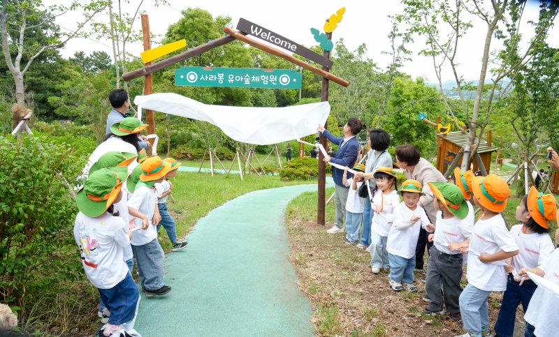 [온라인 블랙잭=뉴시스] 온라인 블랙잭도는 21일 온라인 블랙잭시 건입동 사라봉공원 일원에서 '사라사랑 숲 놀이짱 유아 올림픽'이라는 주제로 개원행사를 열고 본격적인 운영에 들어갔다. 사진은 개원행사 모습. (사진=제주도 제공) 2025.06.21. photo@newsis.com *재판매 및 DB 금지