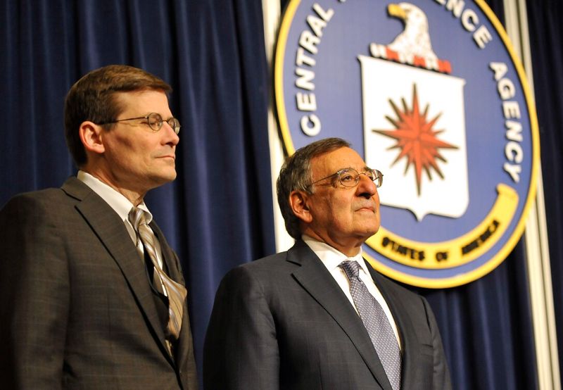 오바마 행정부에서 국방장관을 지낸 리언 페네타 전 CIA 국장(오른쪽)이 2013년 2월 국방장관 신분으로 CIA 행사에 참석하고 있다. 홀덤 핸드국방부 웹사이트