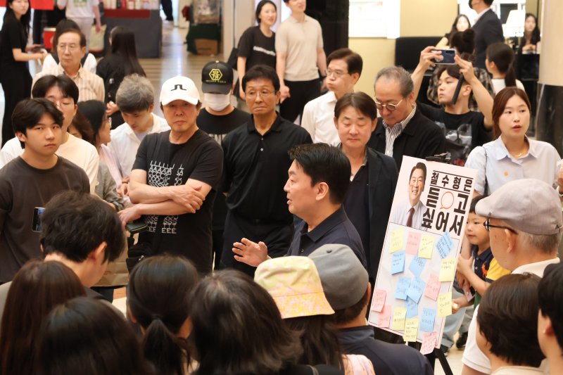 안철수 국민의힘 의원은 21일 지역구인 경기 분당 서현역에서 깜짝 버스킹을 열고 바카라사이트 유니벳들과 직접 바카라사이트 유니벳에 나섰다.