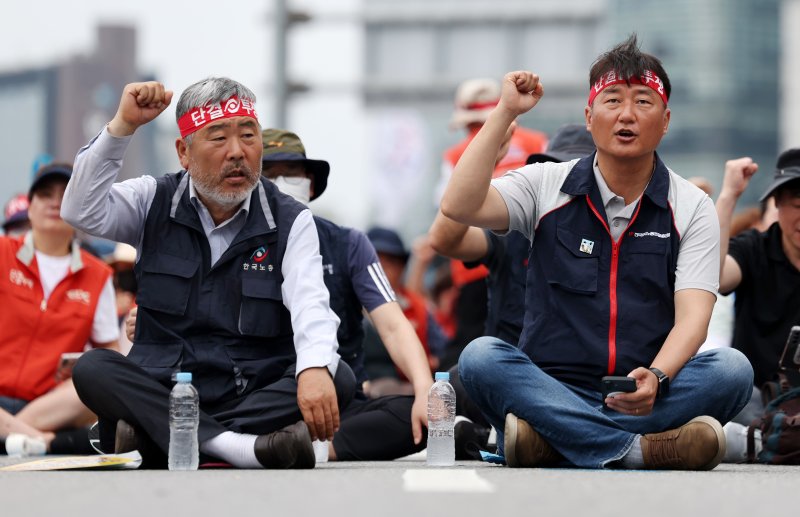 [서울=뉴시스] 조성우 기자 = 21일 오후 서울 종로구 서십자각터 앞에서 열린 민주노총과 한국노총 산하 공공부문 노동조합으로 구성된 양대노총 공공노동자 총력투쟁 결의대회에서 김동명(앞 왼쪽부터) 한국노총 위원장과 양경수 민주노총 위원장이 공공기관 운영 민주화와 공공노동자의 노동기본권 보장을 촉구하는 구호를 외치고 있다. 2025.06.21. xconfind@newsis.com