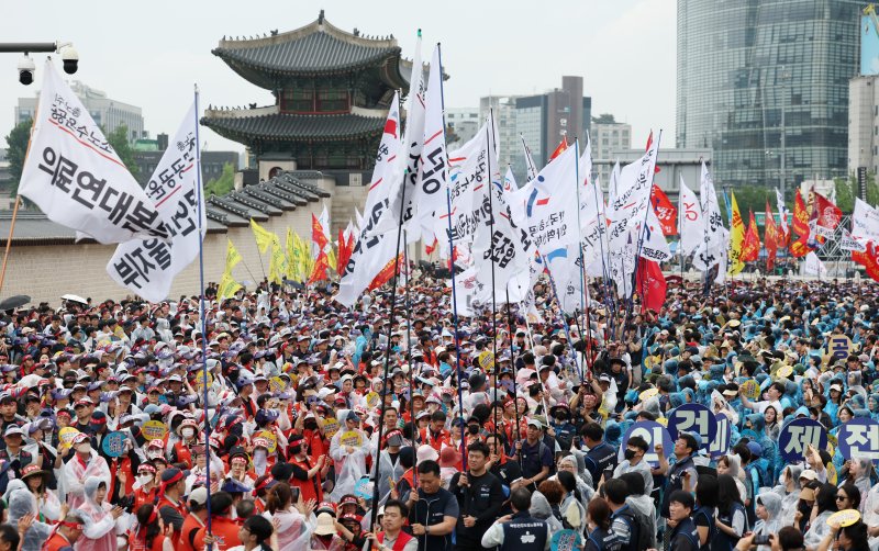 [서울=뉴시스] 조성우 기자 = 21일 오후 서울 종로구 서십자각터 앞에서 열린 민주노총과 한국노총 산하 공공부문 노동조합으로 구성된 양대노총 공공노동자 총력투쟁 결의대회에서 공대위 및 산별, 현장 깃발이 입장하고 있다. 2025.06.21. xconfind@newsis.com