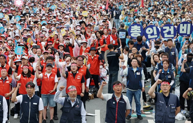 [서울=뉴시스] 조성우 기자 = 21일 오후 서울 종로구 서십자각터 앞에서 열린 민주노총과 한국노총 산하 공공부문 노동조합으로 구성된 양대노총 공공노동자 총력투쟁 결의대회에서 조합원들이 공공기관 운영 민주화와 공공노동자의 노동기본권 보장을 촉구하는 구호를 외치고 있다. 2025.06.21. xconfind@newsis.com