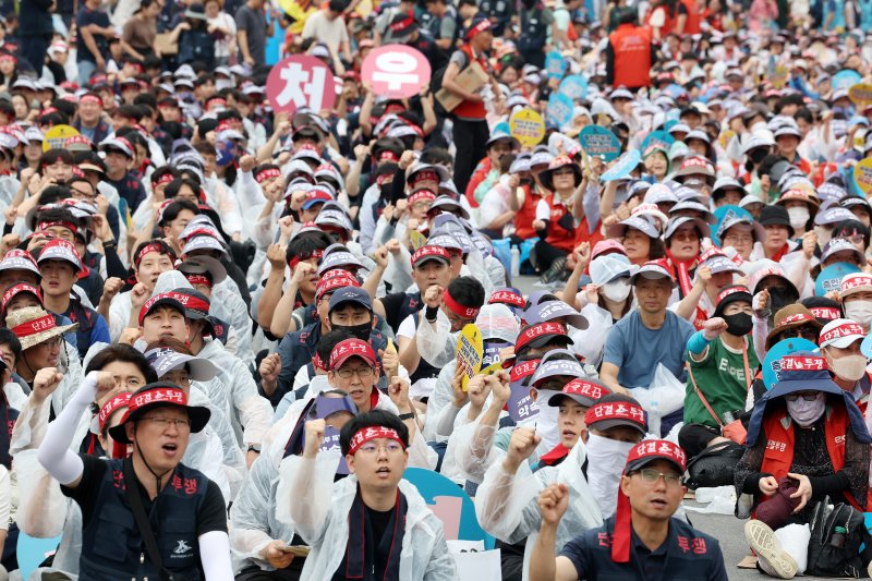 [서울=뉴시스] 조성우 기자 = 21일 오후 서울 종로구 서십자각터 앞에서 열린 민주노총과 한국노총 산하 공공부문 노동조합으로 구성된 양대노총 공공노동자 총력투쟁 결의대회에서 조합원들이 공공기관 운영 민주화와 공공노동자의 노동기본권 보장을 촉구하는 구호를 외치고 있다. 2025.06.21. xconfind@newsis.com