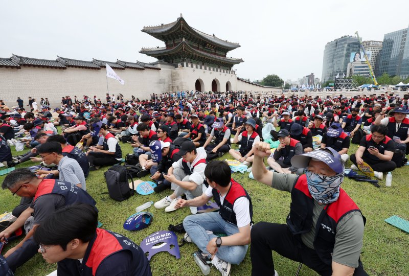 [서울=뉴시스] 조성우 기자 = 21일 오후 서울 종로구 서십자각터 앞에서 열린 민주노총과 한국노총 산하 공공부문 노동조합으로 구성된 양대노총 공공노동자 총력투쟁 결의대회에서 조합원들이 공공기관 운영 민주화와 공공노동자의 노동기본권 보장을 촉구하는 구호를 외치고 있다. 2025.06.21. xconfind@newsis.com