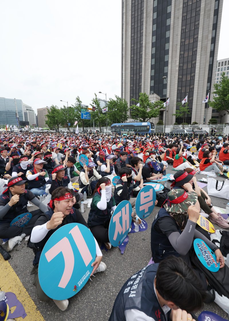[서울=뉴시스] 조성우 기자 = 21일 오후 서울 종로구 서십자각터 앞에서 열린 민주노총과 한국노총 산하 공공부문 노동조합으로 구성된 양대노총 공공노동자 총력투쟁 결의대회에서 조합원들이 공공기관 운영 민주화와 공공노동자의 노동기본권 보장을 촉구하는 구호를 외치고 있다. 2025.06.21. xconfind@newsis.com